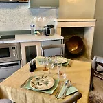 Les Fleurs De Lys, Suites'appart , Entree Et Terrasse Privee Proche De La アパート *